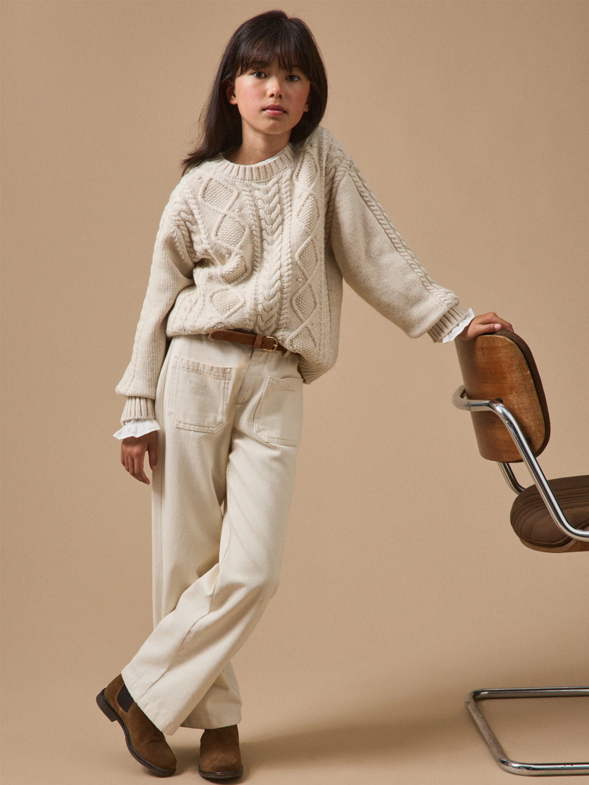 Mädchenpullover mit Zopfmuster und Wolle