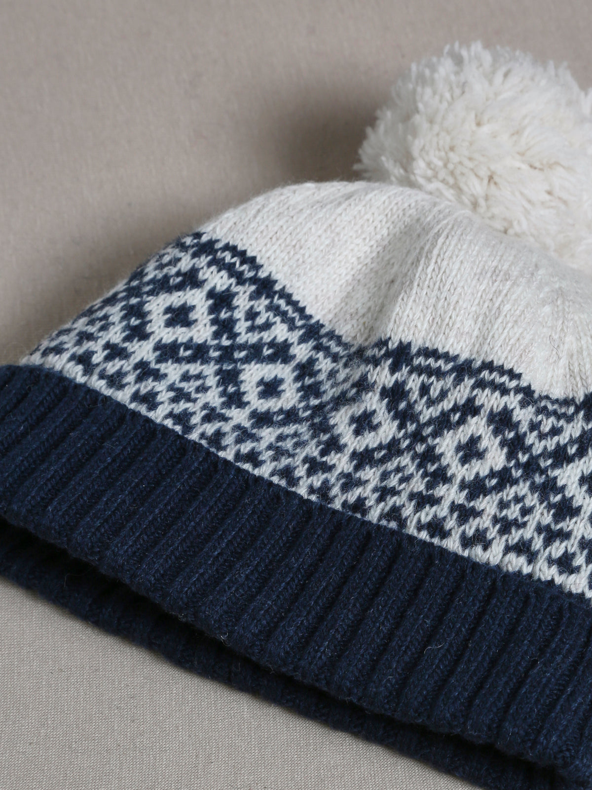 Mädchenmütze aus RWS*-Wolle mit Jacquard