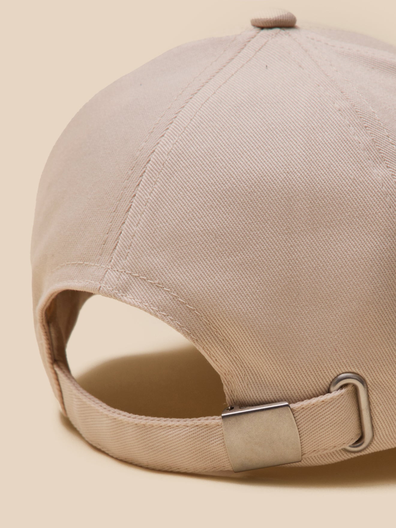 Mädchen-Cap mit gesticktem „C“ aus Liberty®-Stoff