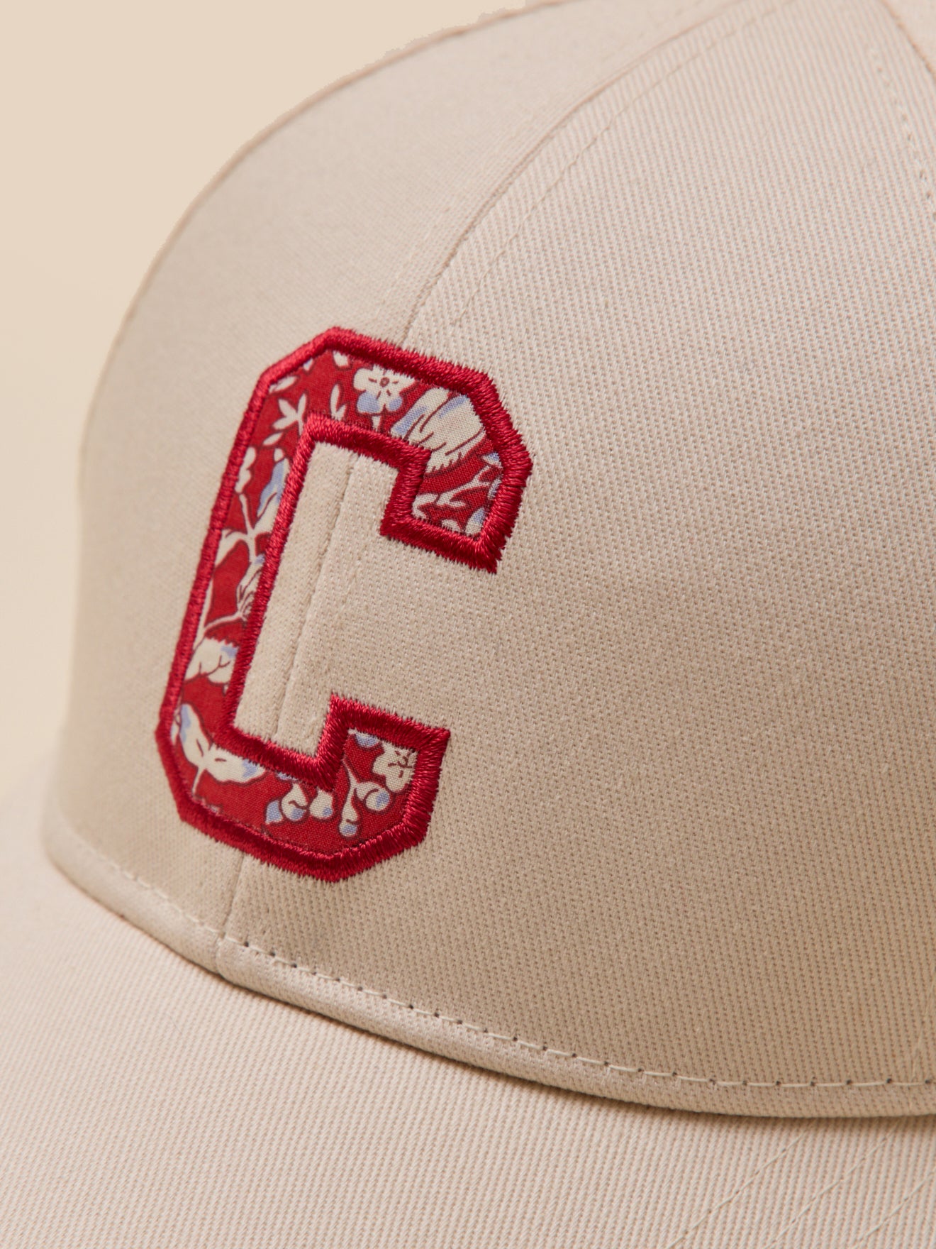 Mädchen-Cap mit gesticktem „C“ aus Liberty®-Stoff