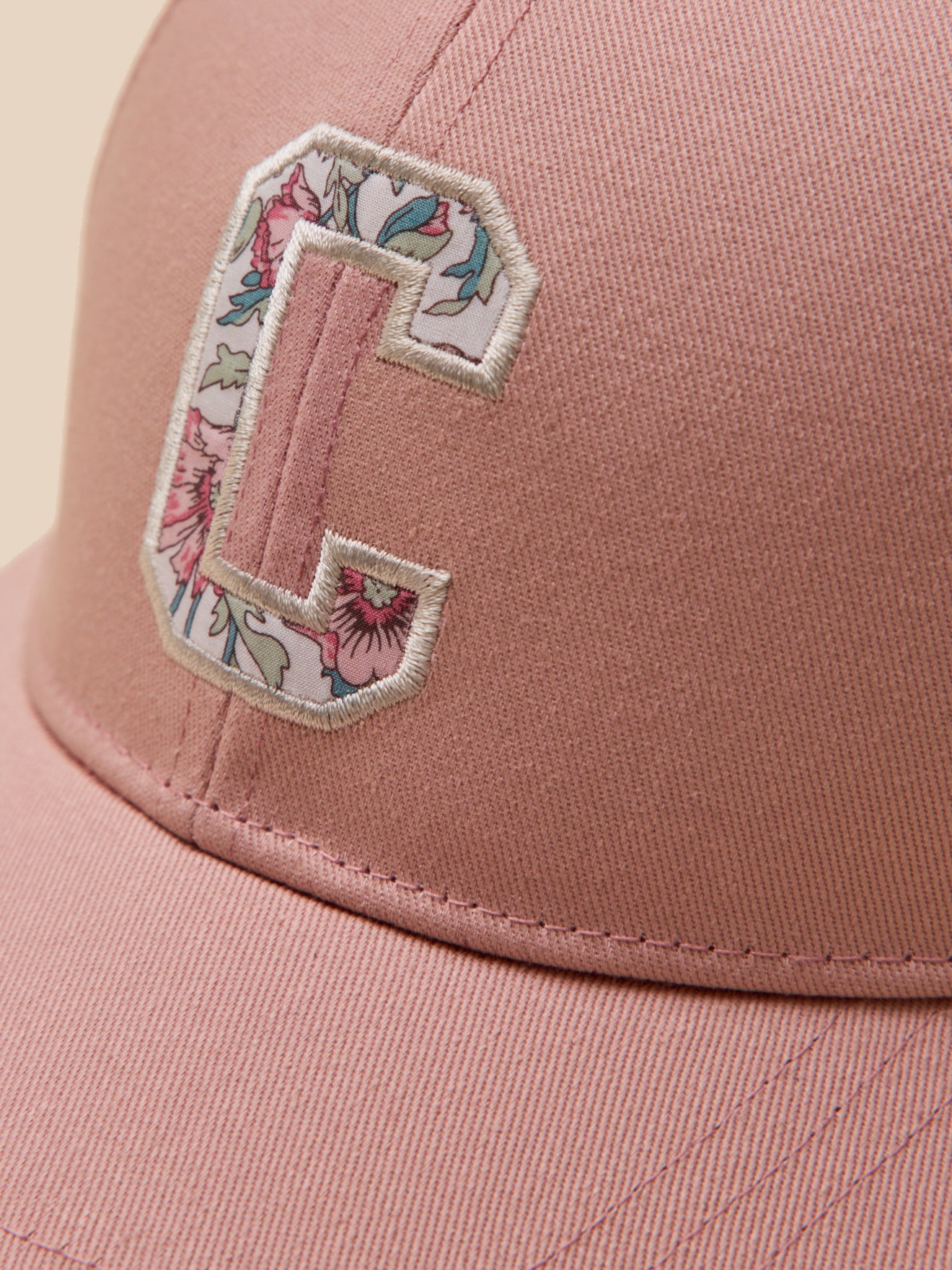 Mädchen-Cap mit gesticktem „C“ aus Liberty®-Stoff