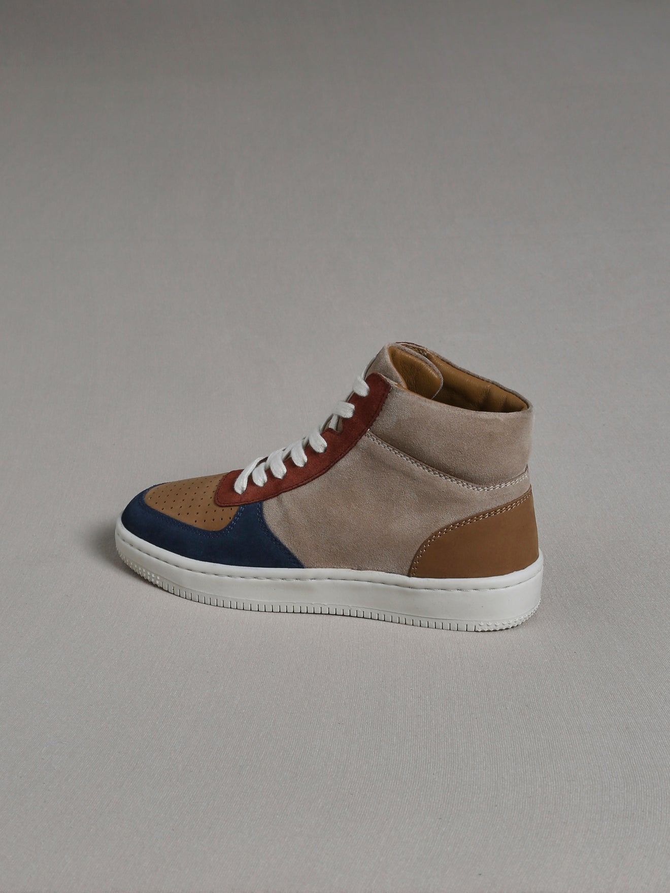 Hohe Jungen-Sneakers aus Veloursleder