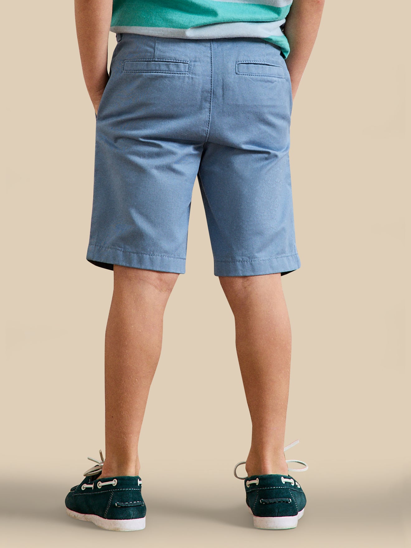 Jungen-Bermudas in Chino-Optik