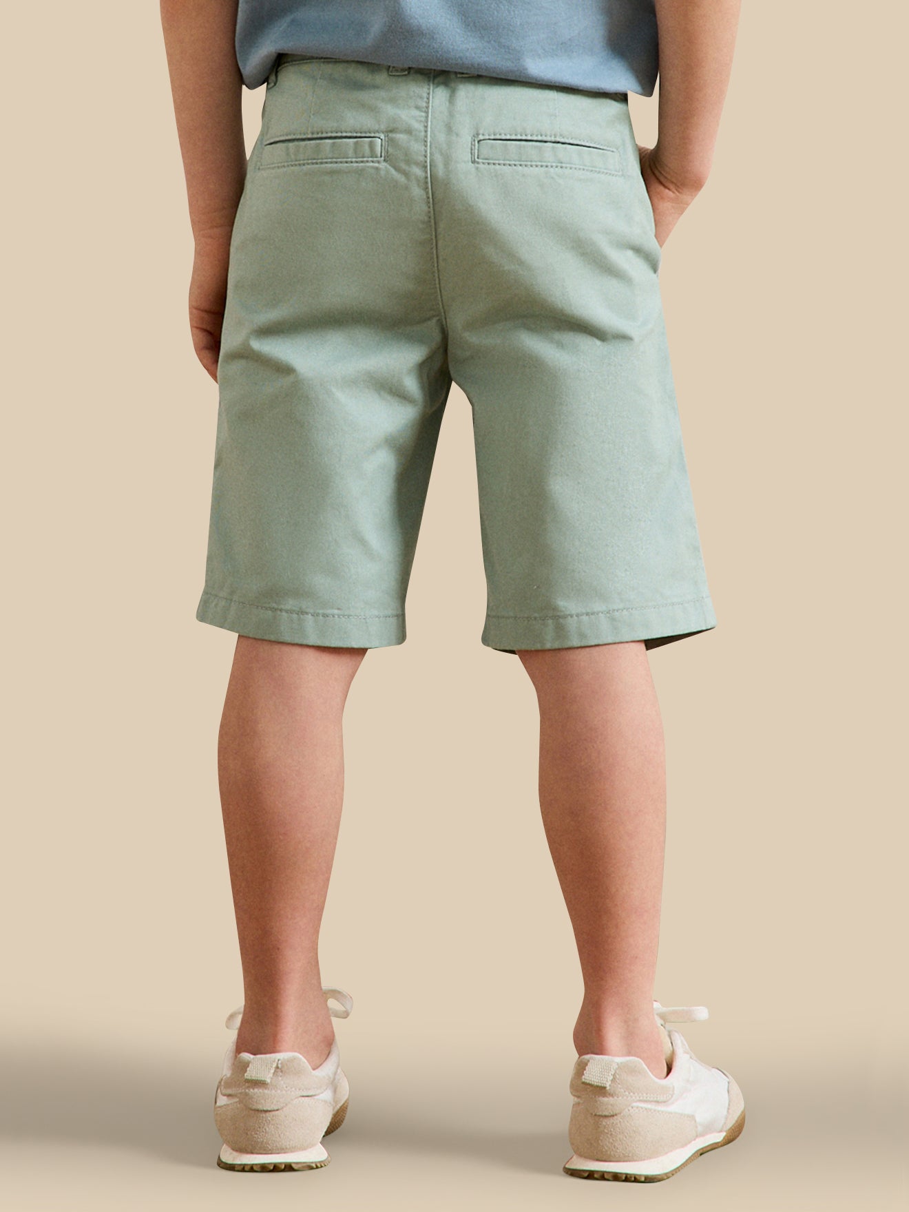 Jungen-Bermudas in Chino-Optik