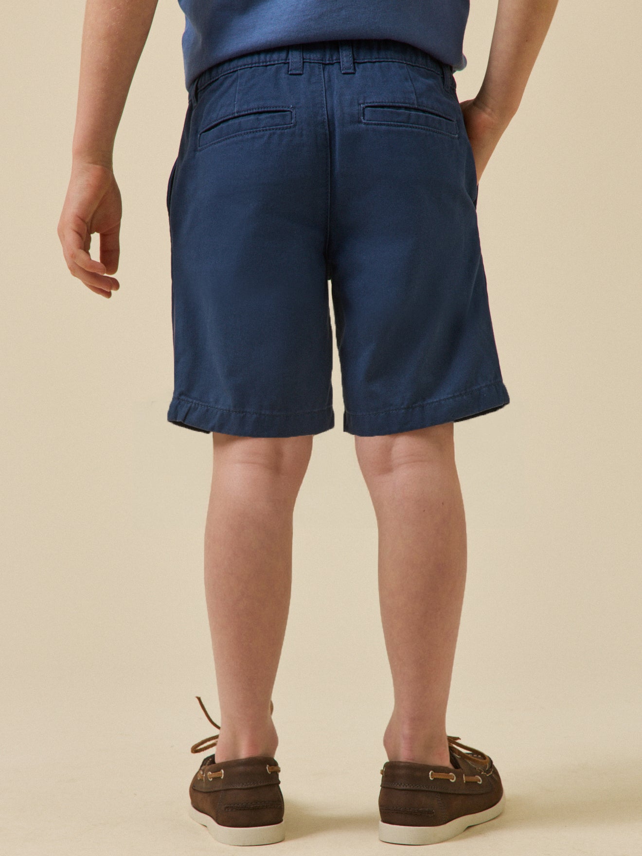 Jungen-Bermudas in Chino-Optik