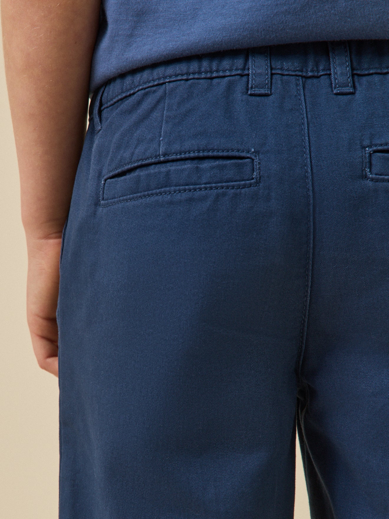 Jungen-Bermudas in Chino-Optik
