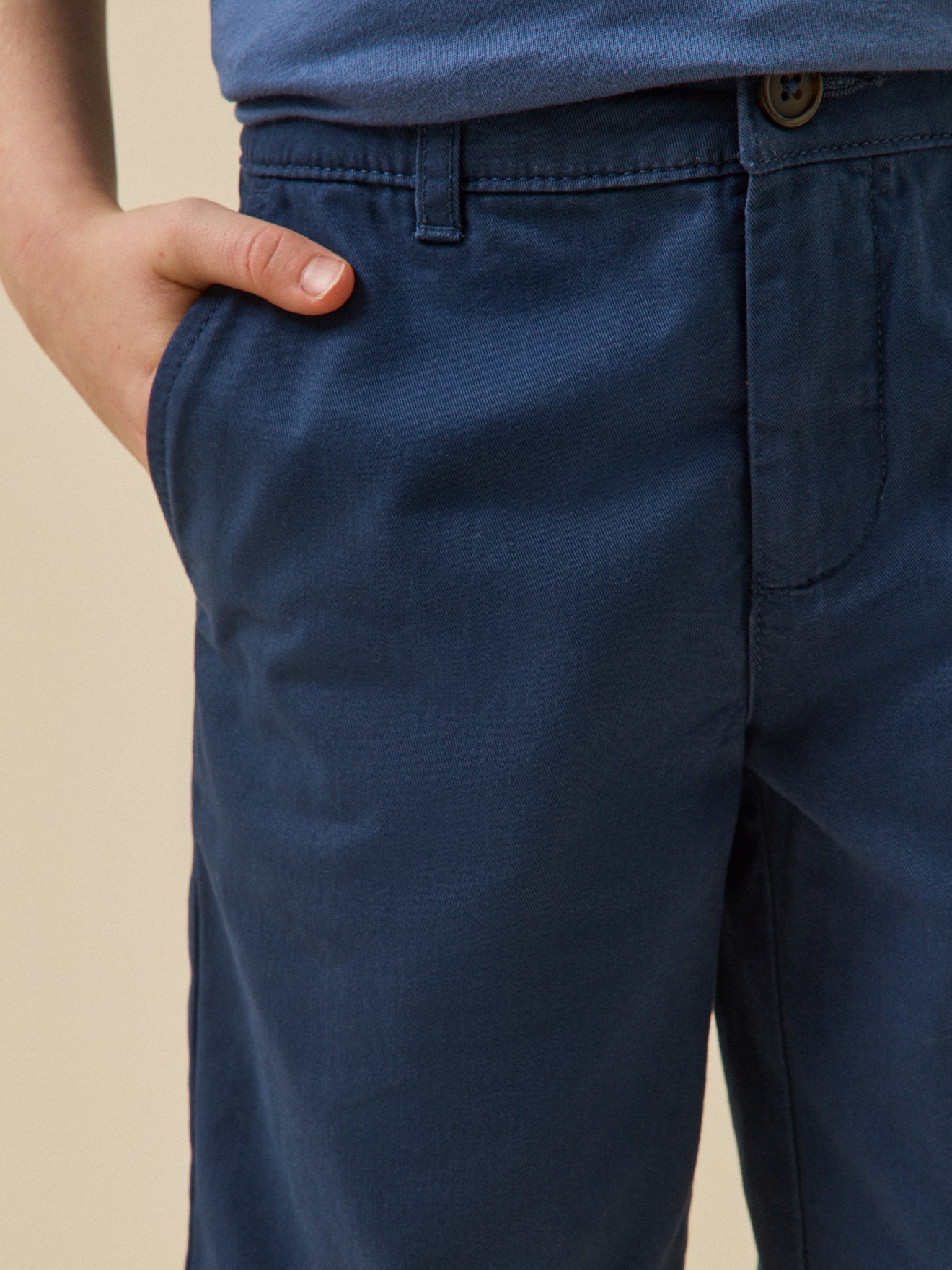 Jungen-Bermudas in Chino-Optik