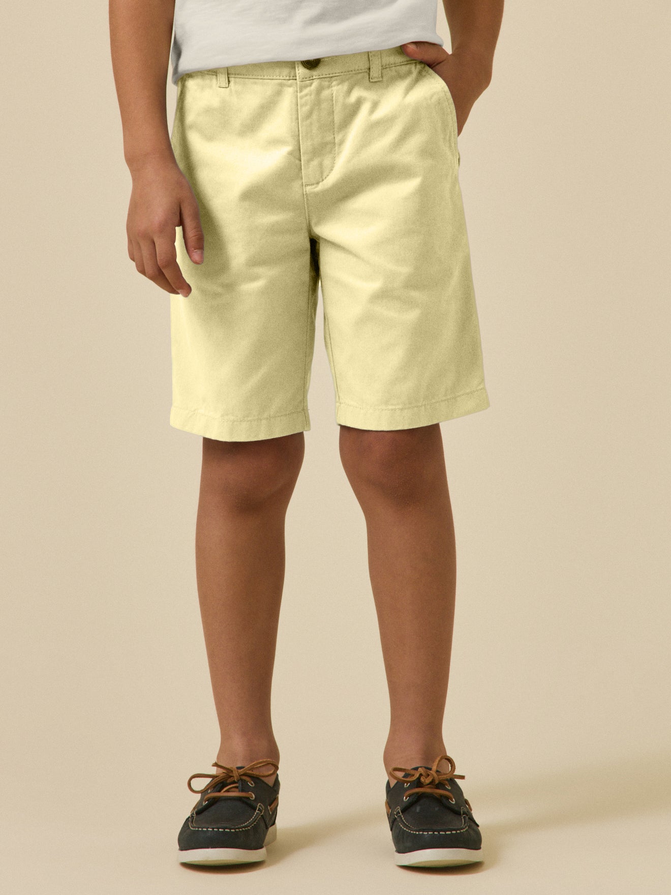 Jungen-Bermudas in Chino-Optik