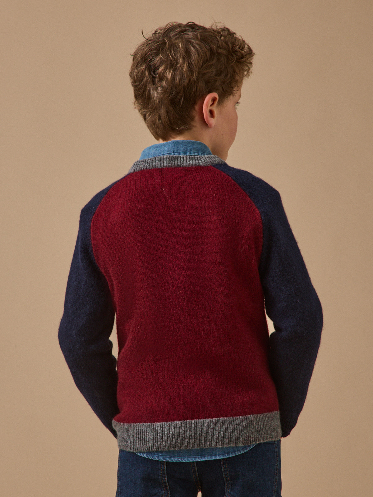 Jungenpullover aus Wolle mit Blockfarben