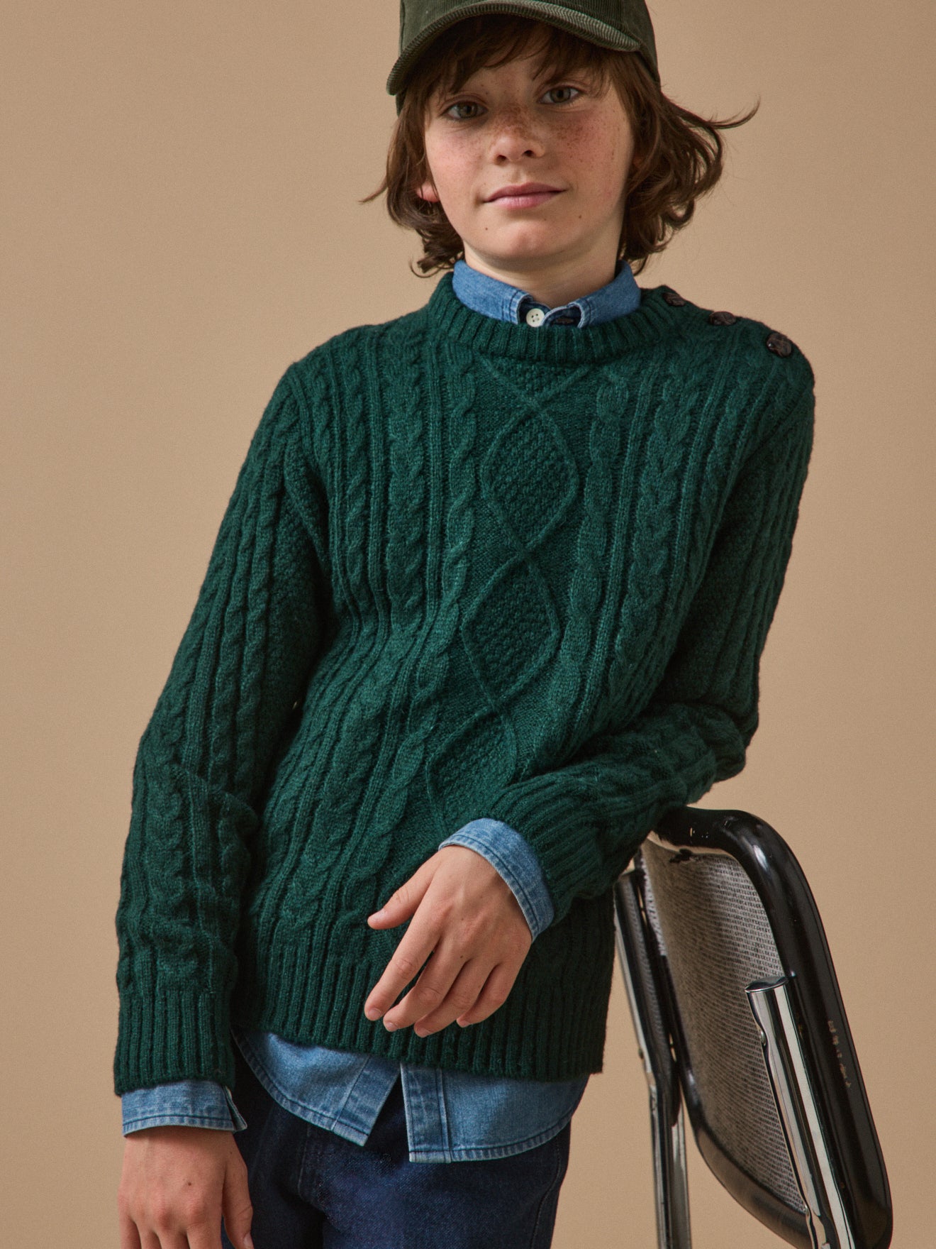 Jungenpullover mit Zopfmuster