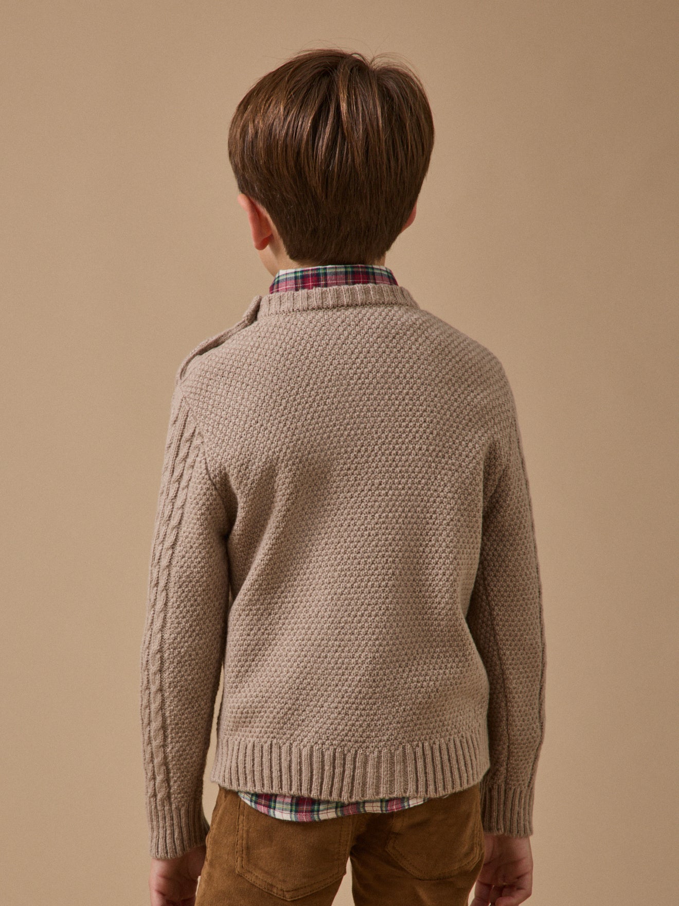 Jungenpullover mit Zopfmuster