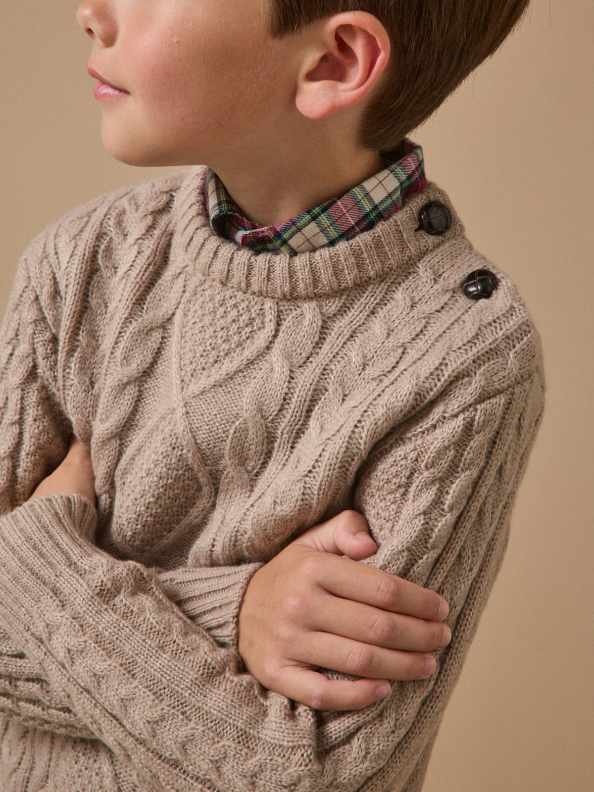 Jungenpullover mit Zopfmuster