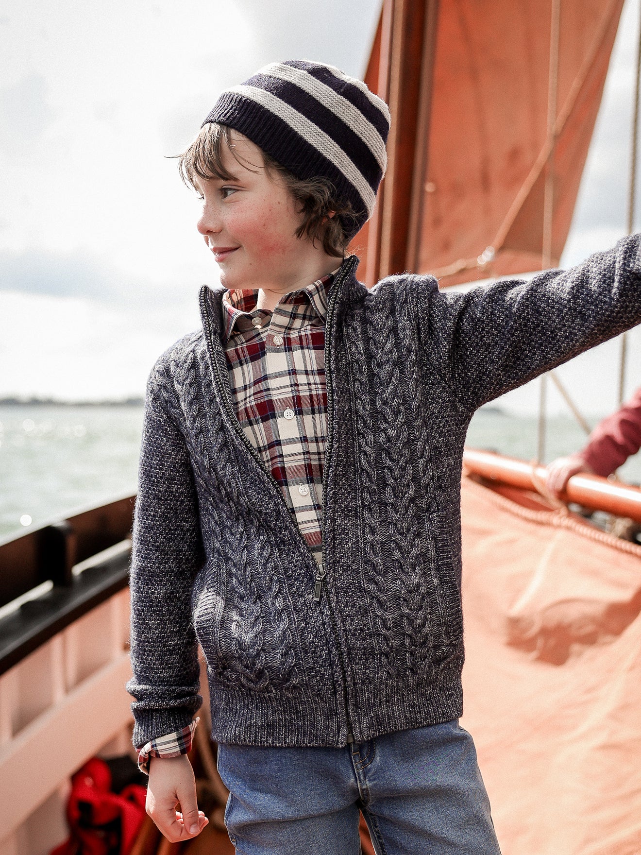 Jungen-Cardigan mit Zopfmuster