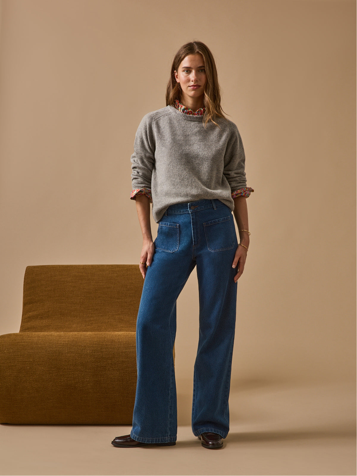 LOOKBOOK_DENIM_FEMME_DROIT_STONE_AVEC_PULL_GRIS