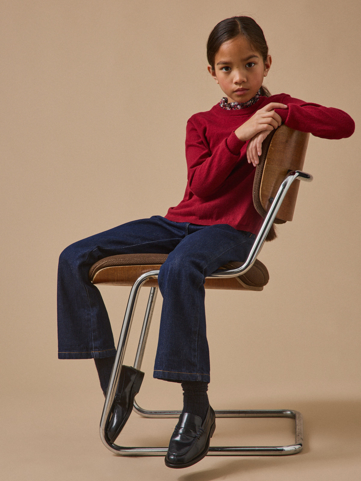 LOOKBOOK_DENIM_FILLE_jean_brut_pull_rouge
