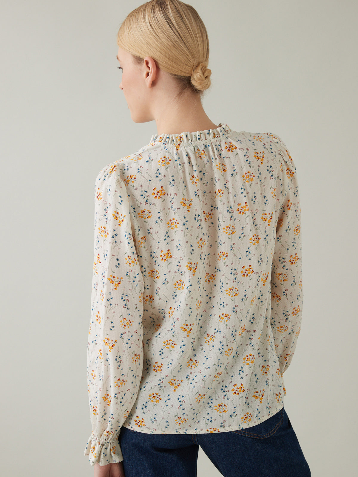 Damenbluse mit Rüschenkragen mit Hagebutten-Print