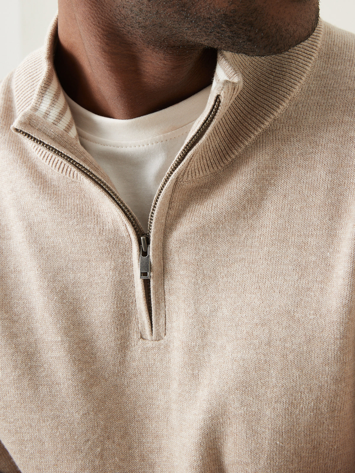 Herrenpullover mit Stehkragen und Reißverschluss