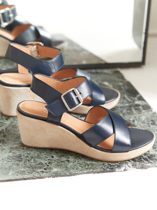 Damensandalen aus Leder mit Keilabsatz