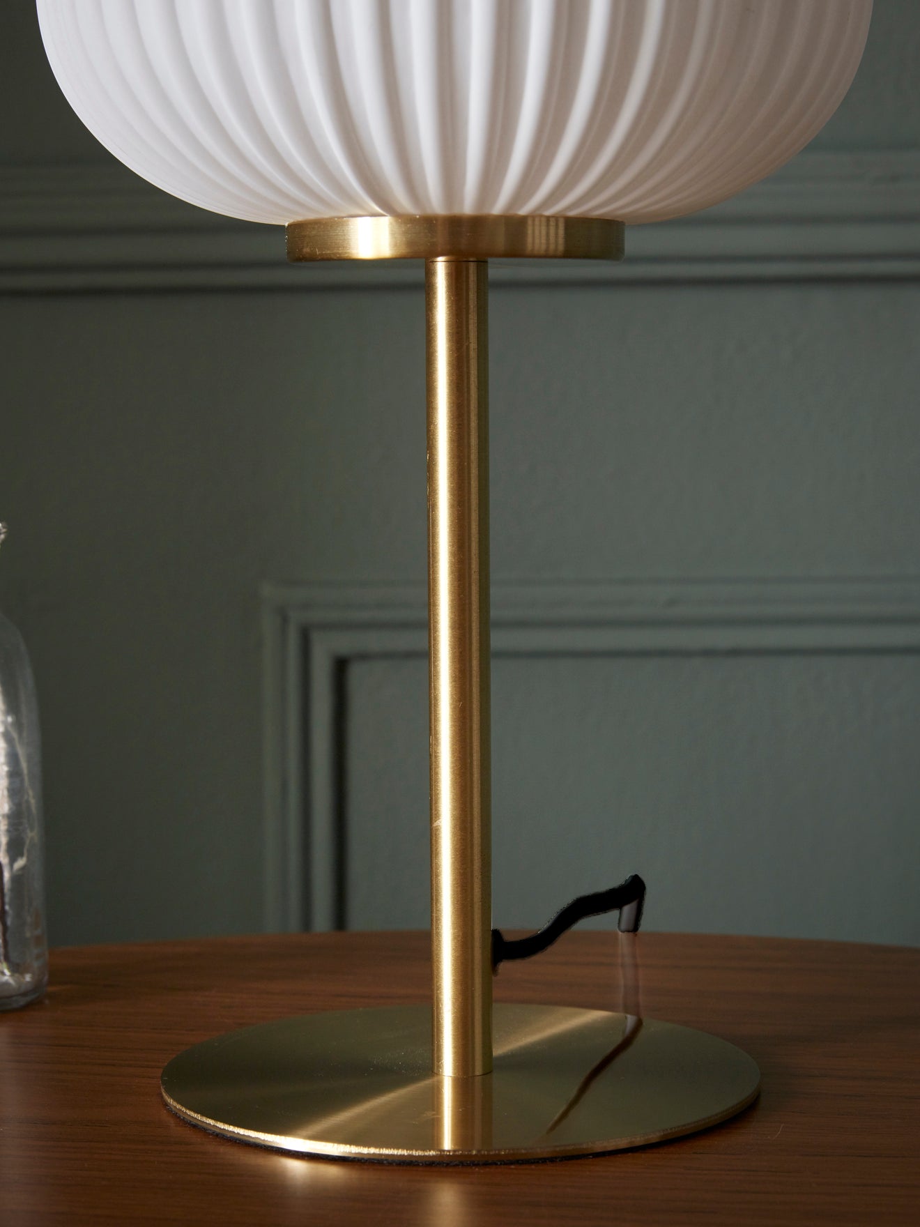 Lampe aus Messing und geriffeltem Glas
