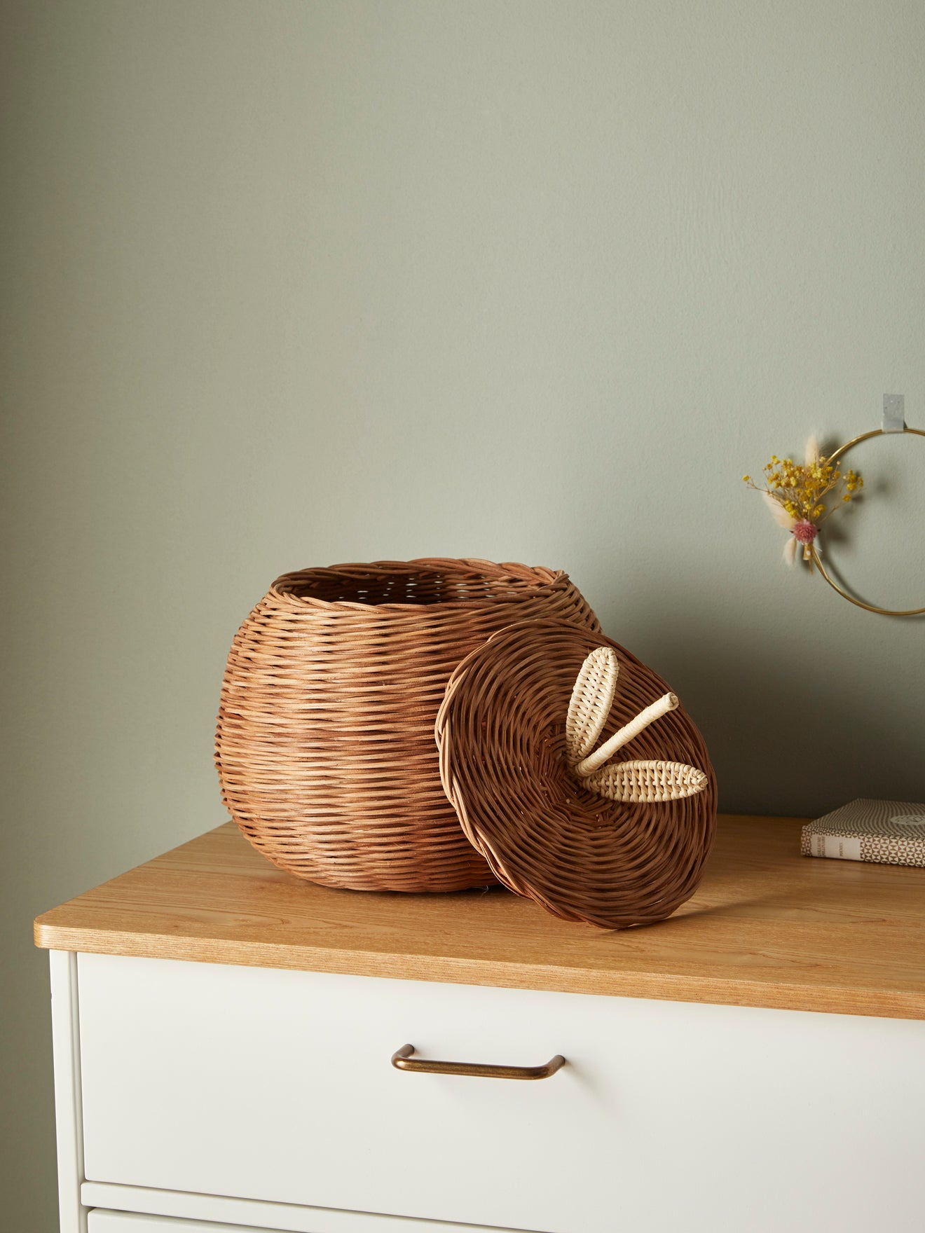 Schachel aus Rattan in Pflaumenform